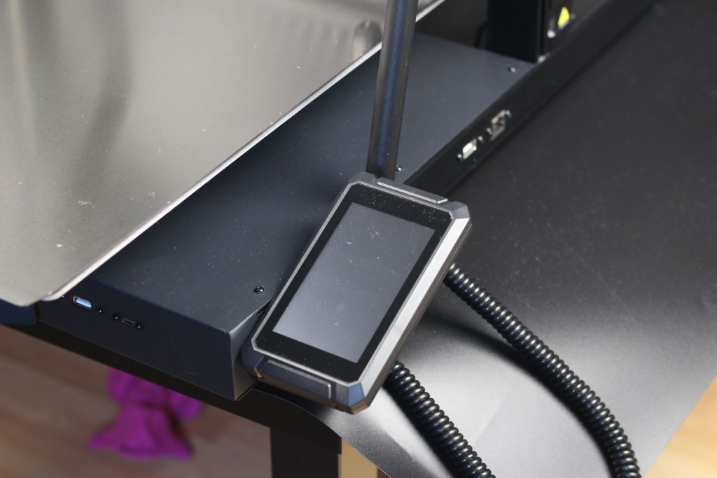 CR-M4-display-Removable-screen2.jpg CR-M4-display-Removable-screen2.jpg
